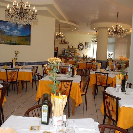 Hotel La Falena Червия Екстериор снимка