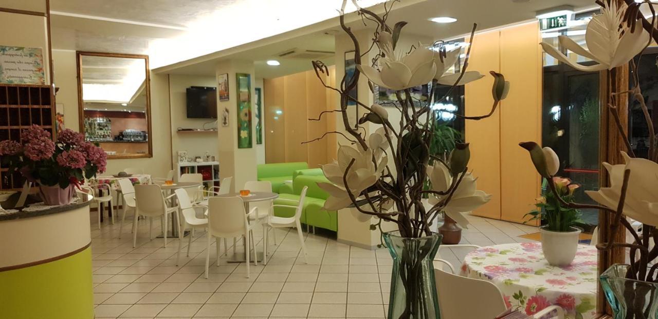 Hotel La Falena Червия Екстериор снимка