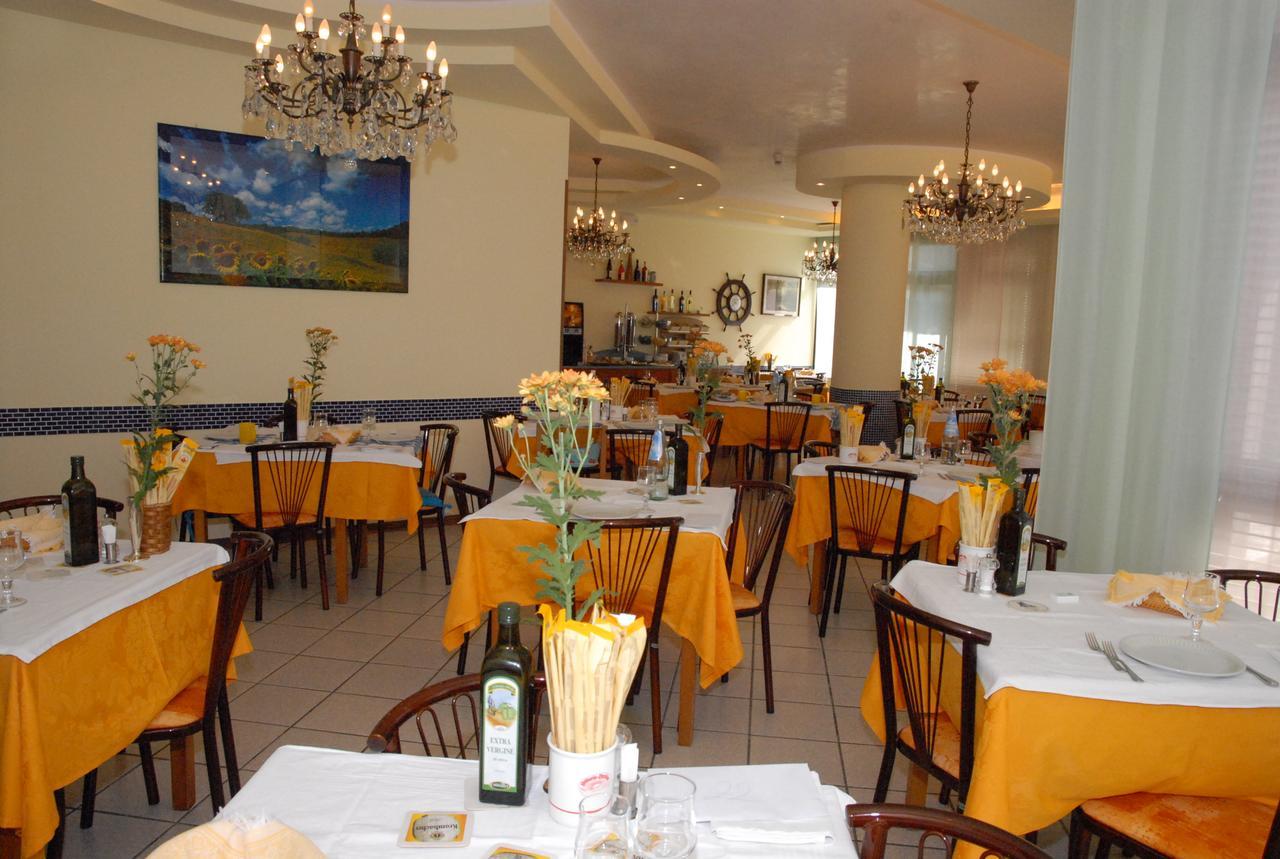 Hotel La Falena Червия Екстериор снимка