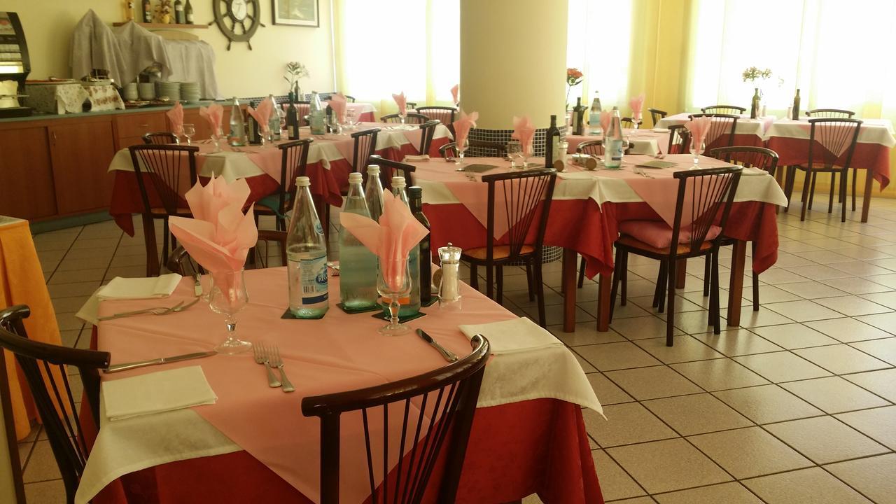 Hotel La Falena Червия Екстериор снимка