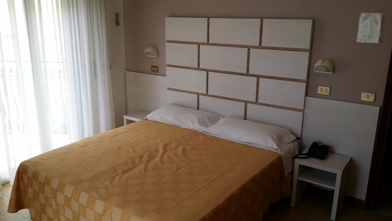 Hotel La Falena Червия Екстериор снимка