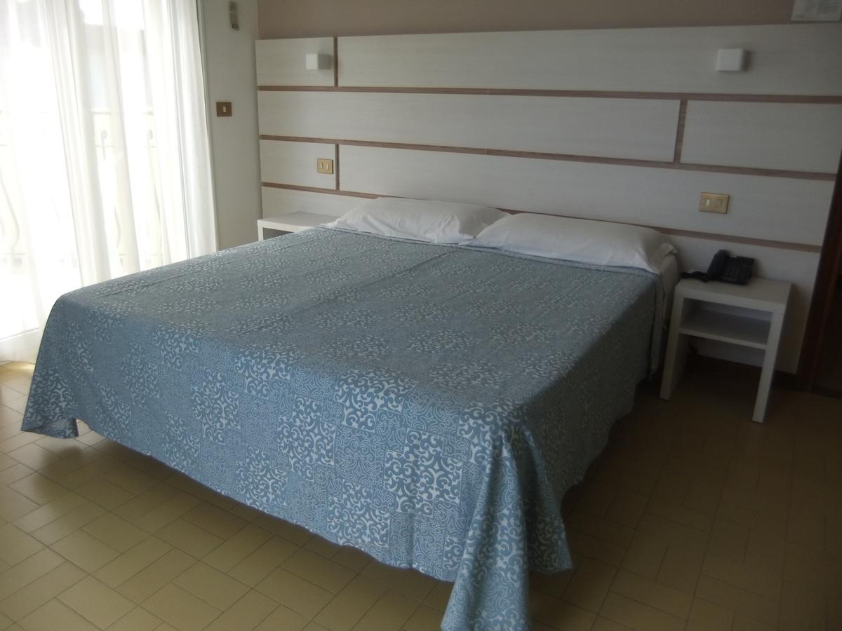 Hotel La Falena Червия Екстериор снимка