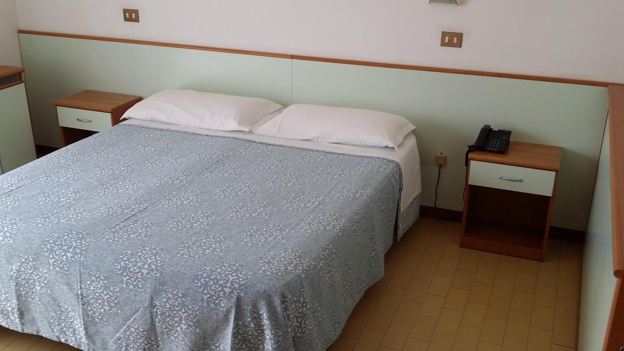 Hotel La Falena Червия Екстериор снимка