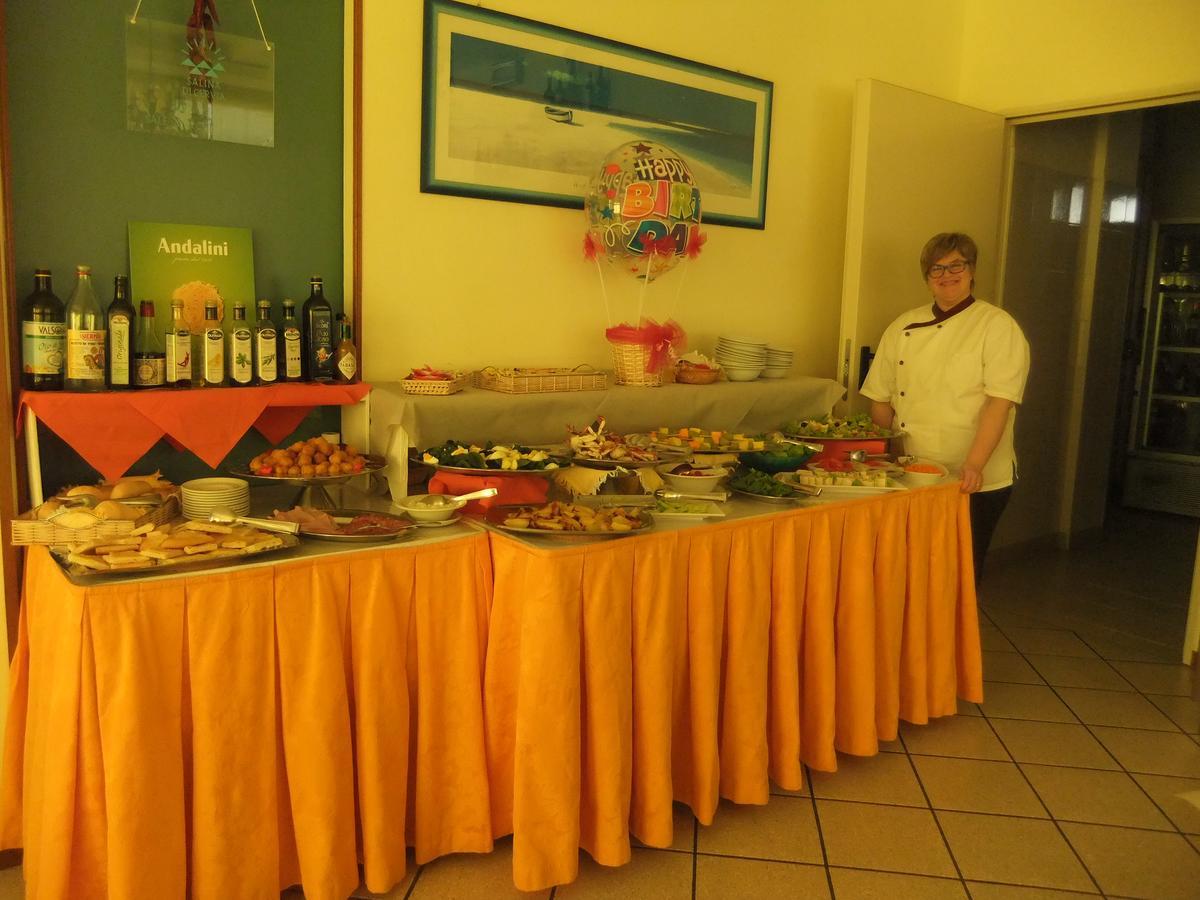 Hotel La Falena Червия Екстериор снимка