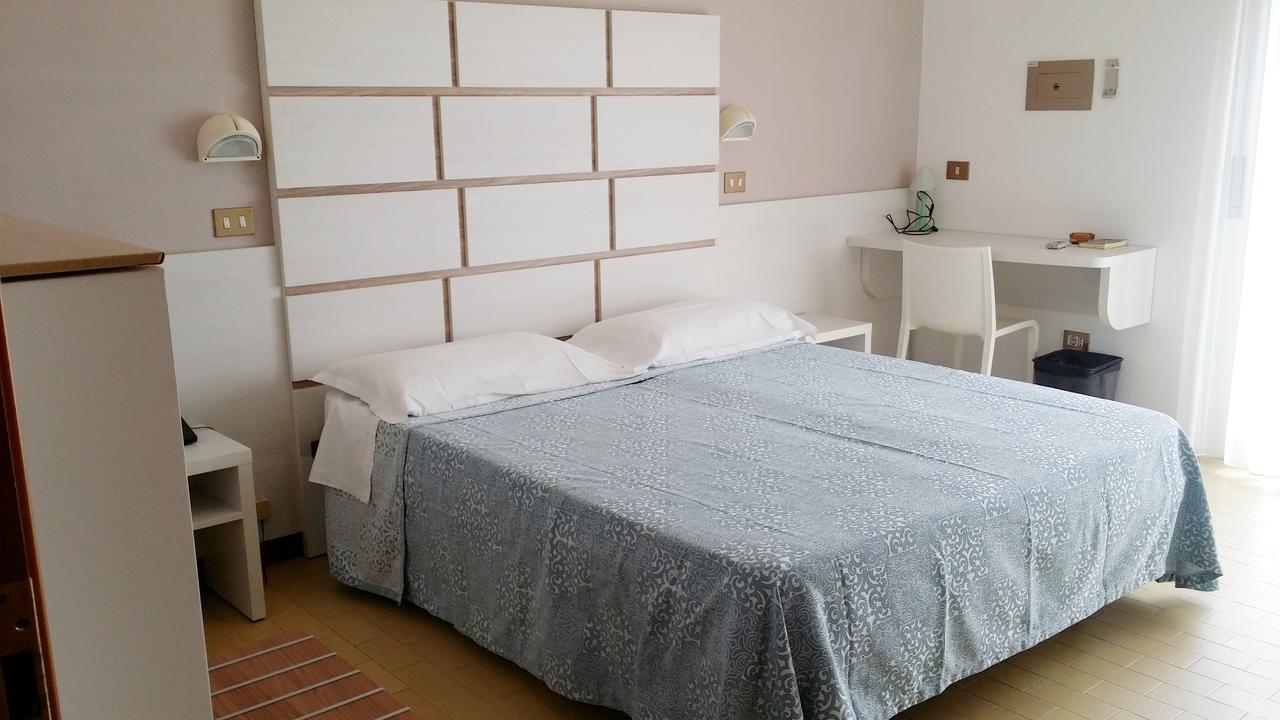 Hotel La Falena Червия Екстериор снимка