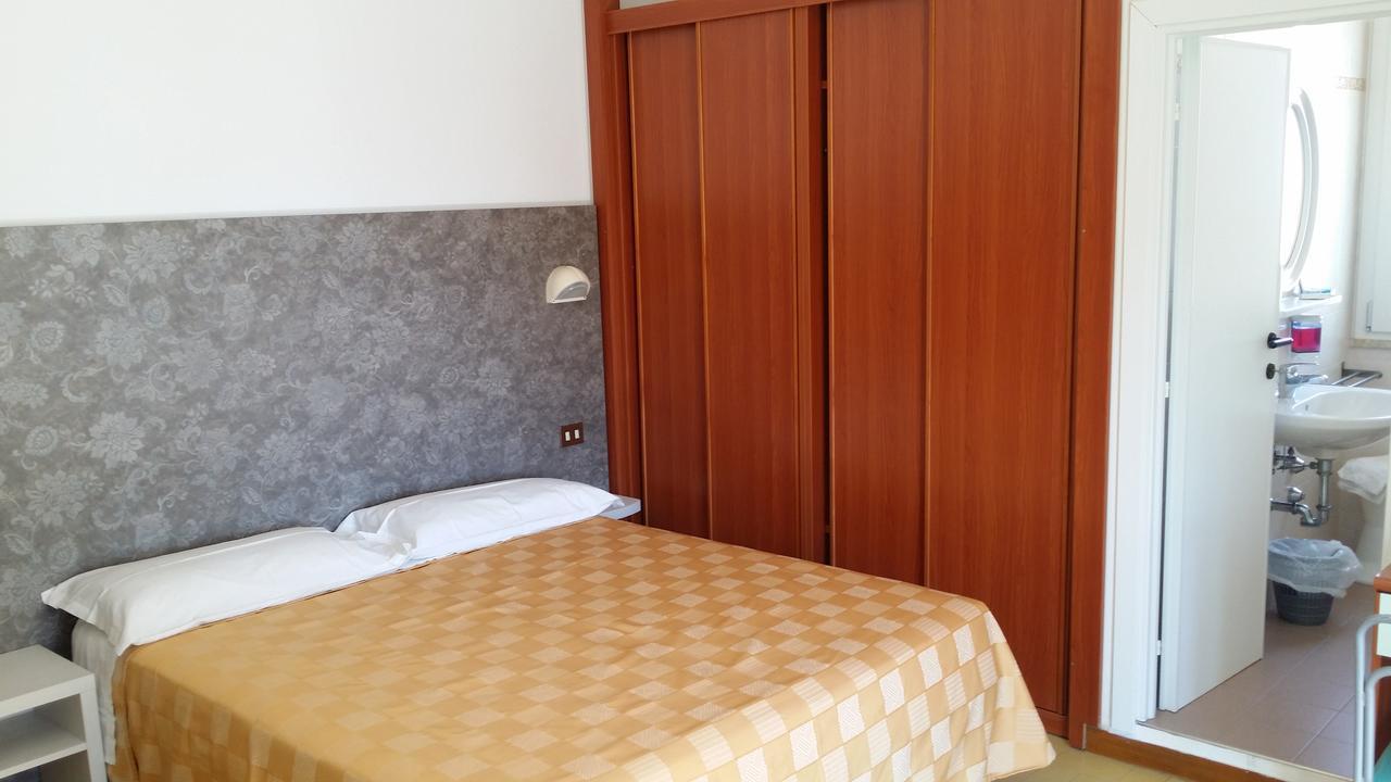 Hotel La Falena Червия Екстериор снимка