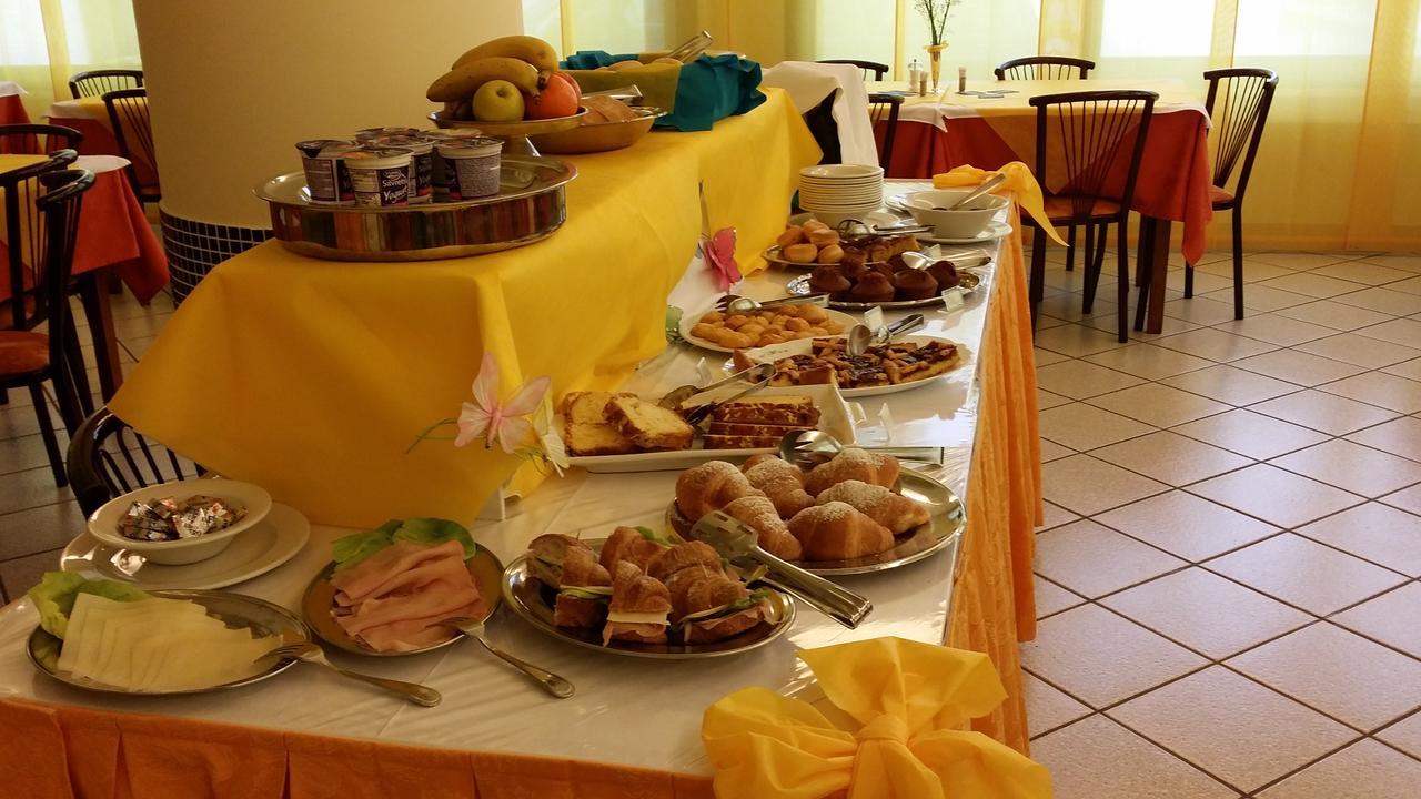 Hotel La Falena Червия Екстериор снимка