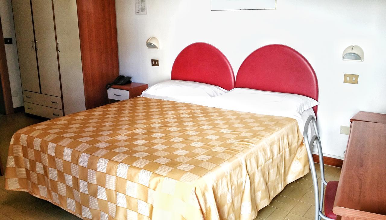 Hotel La Falena Червия Екстериор снимка