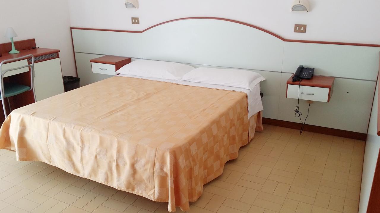 Hotel La Falena Червия Екстериор снимка