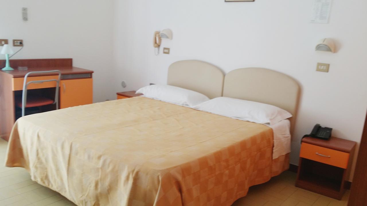 Hotel La Falena Червия Екстериор снимка