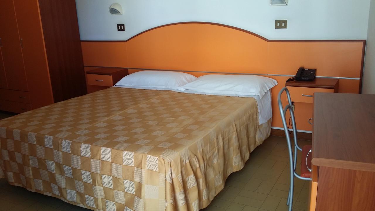 Hotel La Falena Червия Екстериор снимка