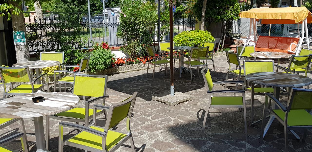 Hotel La Falena Червия Екстериор снимка