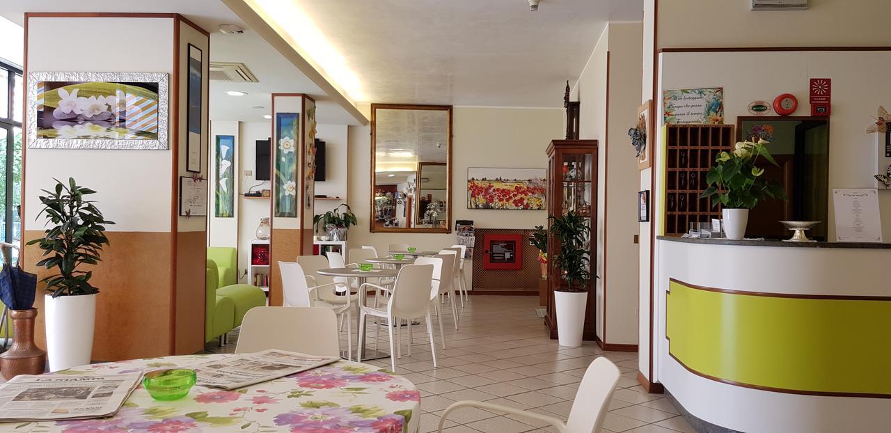 Hotel La Falena Червия Екстериор снимка