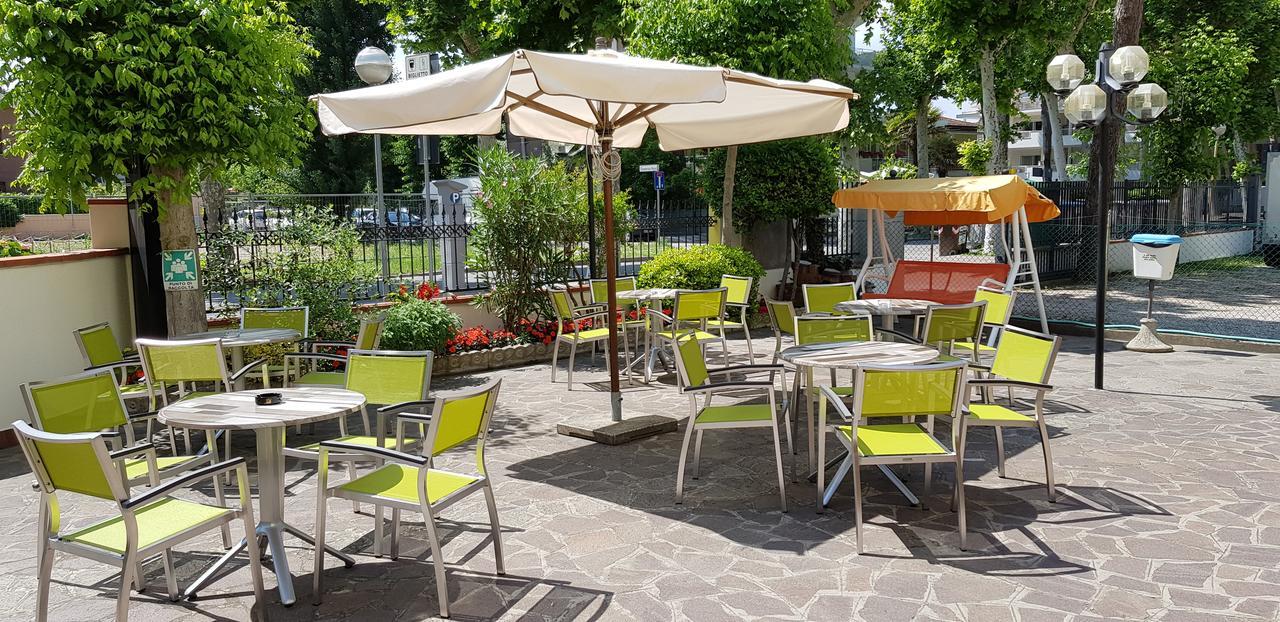 Hotel La Falena Червия Екстериор снимка
