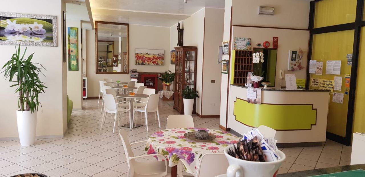 Hotel La Falena Червия Екстериор снимка